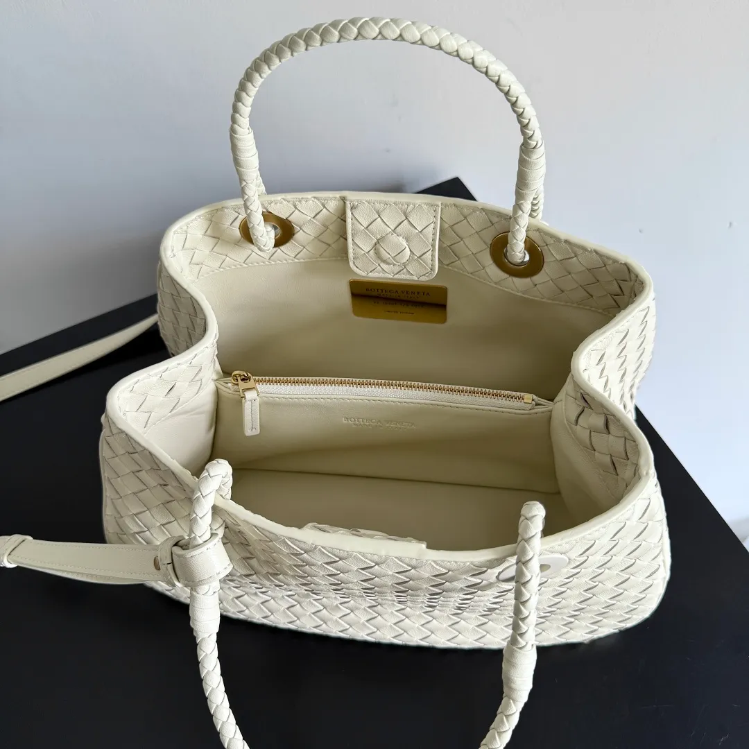 Batch 2200 Bottega Veneta Basket new woven handbag. The classic tote bag style has its own elegant and elegant temperament. It does not feel out of place whether it is commuting or casual outings. It is suitable for various occasions! The design of the woven handle is the finishing touch. The hand-woven texture is delicate and rich in texture. It is not only beautiful, but also extremely comfortable to hold. It looks low-key when held in the hand, but in fact it exudes luxurious charm. Iconic weaving process, each weave is tight and even, showing BV's exquisite production technology. The metal ring decoration is perfectly connected with the bag body, adding a sense of modernity and sophistication to the whole. Moreover, the lines of the bag body are smooth and natural, and the curvature is ergonomic. It can be perfectly adapted whether it is carried on the shoulder or carried in the hand, showing an elegant posture. Style number: 836261 Size: 31*18.5*16cm